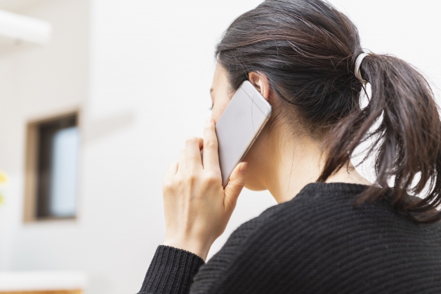 電話をかける女性